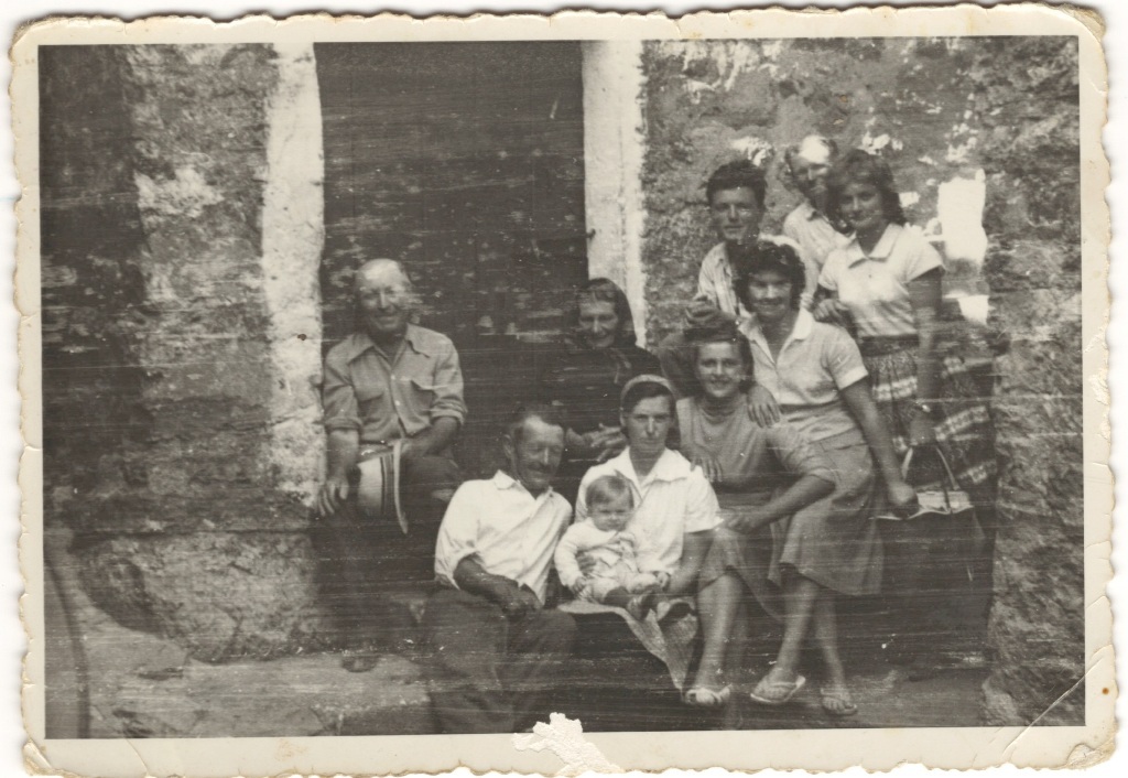 Obitelj Balić_ispred stare kuće_50-tih g 30.st. 1