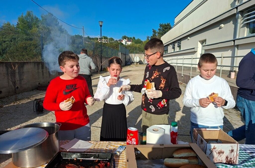 Slikom kroz Božićno druženje i humanitarnu prodajnu izložbu 2025.