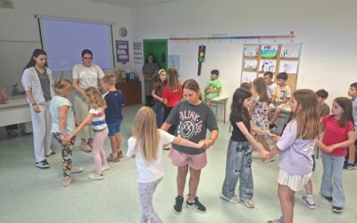 Stariji za mlađe: osmašice predstavile folklor najmlađim učenicima